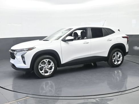 Used 2025 Chevrolet Trax LS w/ LS Convenience Package FWD image 2