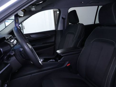 Used 2023 Jeep Grand Cherokee L Laredo image 15