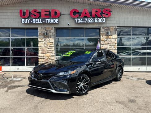 Used 2022 Toyota Camry SE FWD image 1
