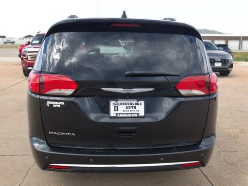 Used 2019 Chrysler Pacifica Touring-L FWD image 4
