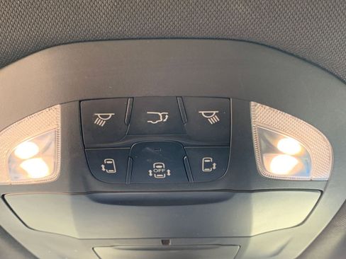 Used 2025 Chrysler Pacifica Select image 23