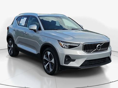 Used 2025 Volvo XC40 B5 Plus AWD/4WD image 3