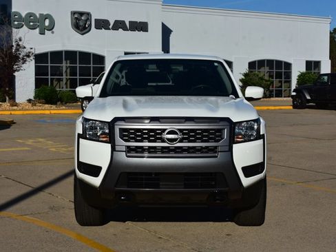 Used 2025 Nissan Frontier SV image 2