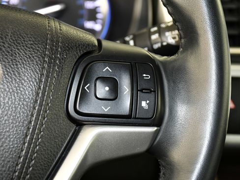 Used 2016 Toyota Highlander XLE image 22