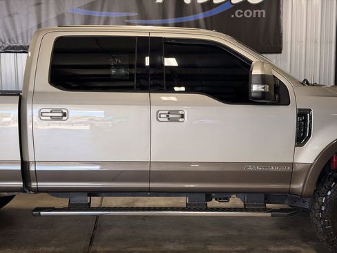 Used 2017 Ford F250 Lariat w/ Lariat Ultimate Package AWD/4WD image 32