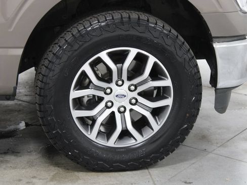 Used 2022 Ford F150 Lariat w/ FX4 Off-Road Package AWD/4WD image 13