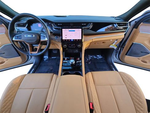 New 2025 Jeep Grand Cherokee Summit image 9