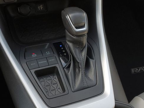 Used 2023 Toyota RAV4 XLE Premium image 30