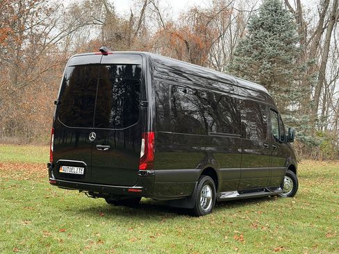 Used 2024 Mercedes-Benz Sprinter 3500 image 4