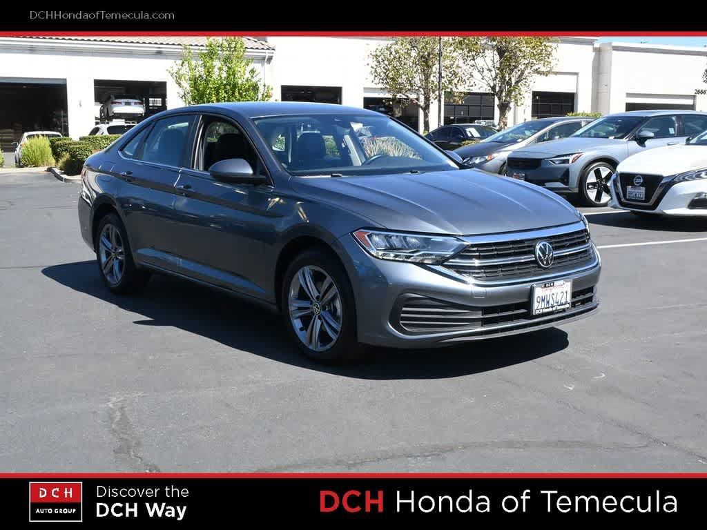 Used 2024 Volkswagen Jetta SE FWD image 3