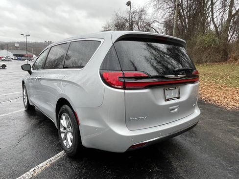 Used 2024 Chrysler Pacifica Touring-L image 5