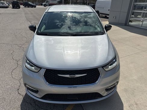 Used 2024 Chrysler Pacifica Touring-L FWD image 10