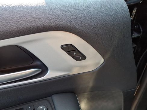 Certified 2025 Chrysler Pacifica Limited FWD image 8