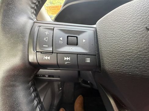 Used 2025 Nissan Rogue SV AWD/4WD image 16