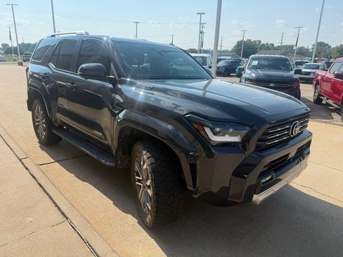 Used 2025 Toyota 4Runner Limited w/ Tow Technology Package AWD/4WD image 4