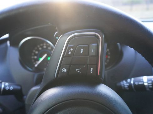 Used 2020 Jaguar F-PACE Premium image 24