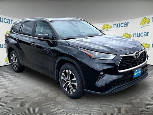 Used 2023 Toyota Highlander XLE image 1