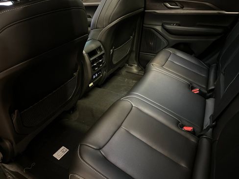 New 2025 Jeep Grand Cherokee Limited image 11