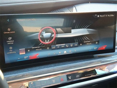 Used 2025 BMW 740i xDrive w/ Premium Package image 17