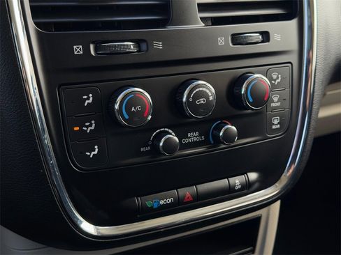 Used 2018 Dodge Grand Caravan SE w/ UConnect Hands-Free Group image 28