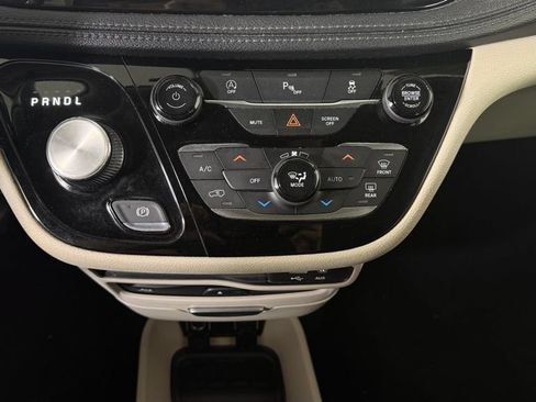 Used 2019 Chrysler Pacifica Limited FWD image 24