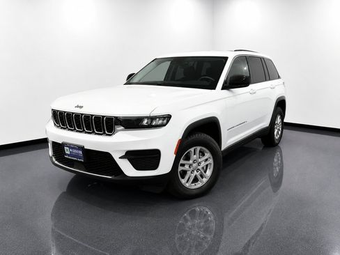 Used 2023 Jeep Grand Cherokee Laredo AWD/4WD image 1