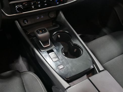 Used 2025 Nissan Rogue S image 24