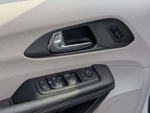 Certified 2023 Chrysler Pacifica Touring-L image 10