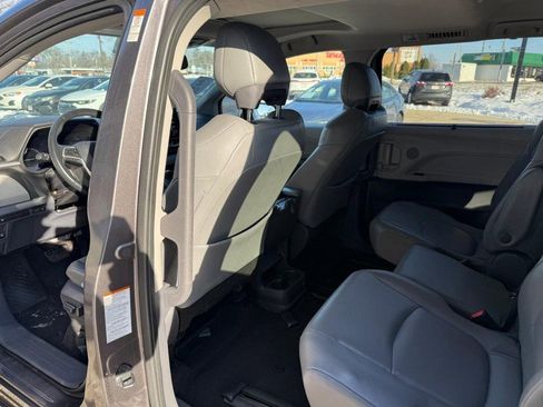 Used 2021 Toyota Sienna XLE FWD image 8