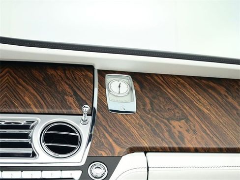 Used 2016 Rolls-Royce Dawn image 14