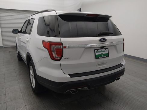 Used 2018 Ford Explorer XLT image 6
