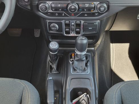 Used 2025 Jeep Wrangler Unlimited Sahara AWD/4WD image 22