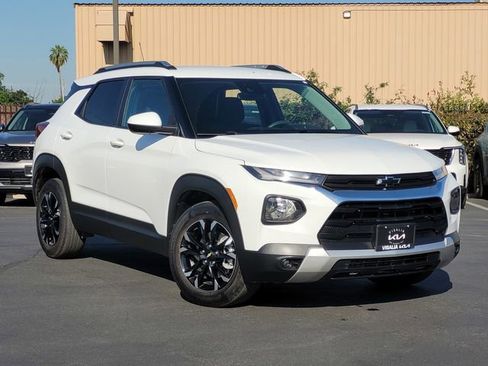 Used 2023 Chevrolet TrailBlazer LT FWD image 2