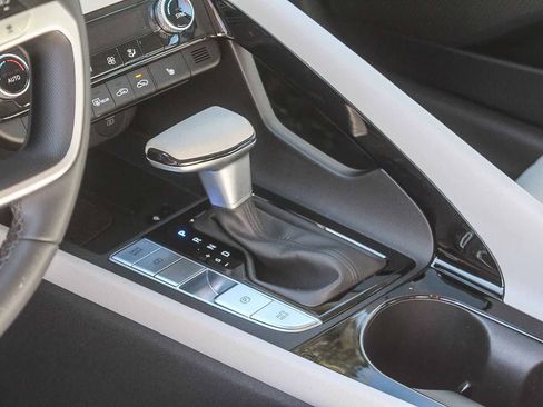 Certified 2025 Hyundai Elantra Limited image 26