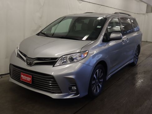Used 2019 Toyota Sienna XLE image 17