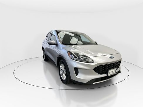 Used 2020 Ford Escape SE image 2