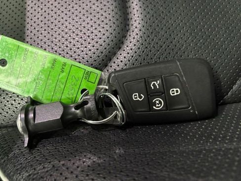 Used 2022 Volkswagen Tiguan SEL R-Line image 29