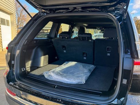 Used 2025 Jeep Grand Cherokee Laredo X image 16