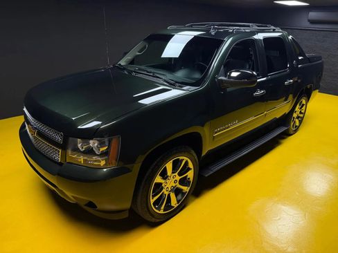 Used 2013 Chevrolet Avalanche LTZ AWD/4WD image 40