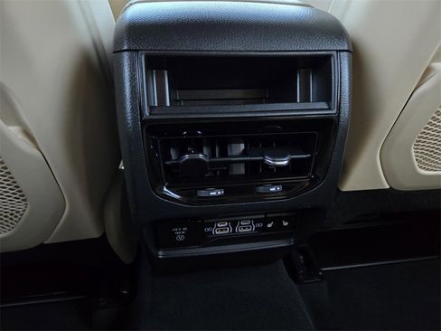 Used 2024 Jeep Grand Cherokee Limited image 19