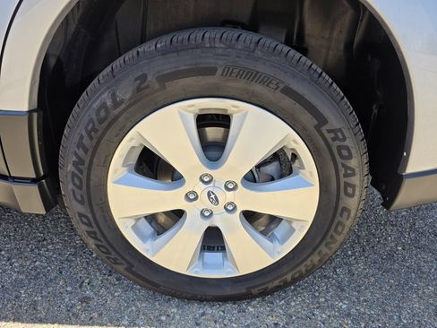 Used 2012 Subaru Outback 3.6R Limited w/ Moonroof Pkg AWD/4WD image 40