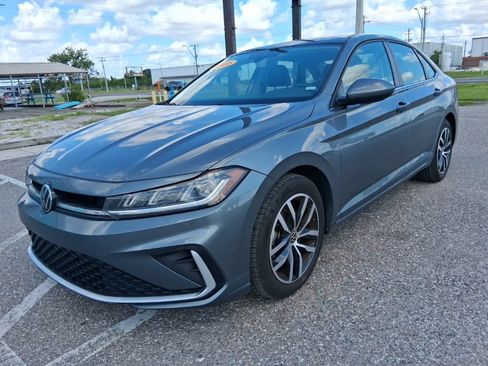 Used 2025 Volkswagen Jetta SE FWD image 8