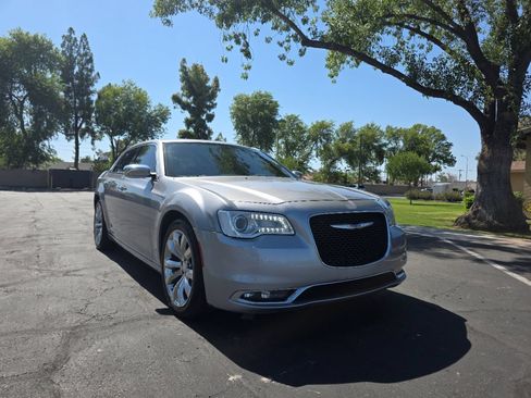 Used 2018 Chrysler 300 Limited RWD image 1
