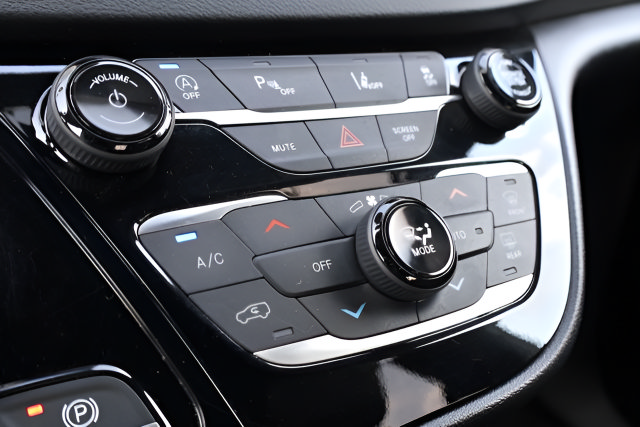 Used 2025 Chrysler Pacifica Select FWD image 28