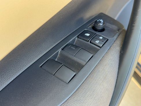 Used 2021 Toyota Corolla LE FWD image 15