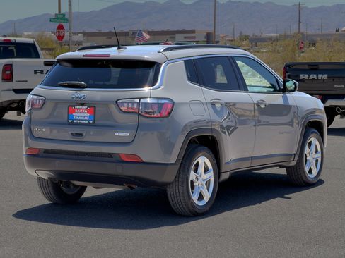 Used 2024 Jeep Compass Latitude AWD/4WD image 5