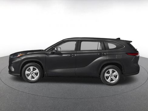 Used 2025 Toyota Highlander LE FWD image 3