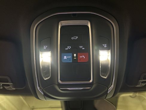 Used 2024 Jeep Grand Cherokee Limited w/ Black Appearance Package image 25