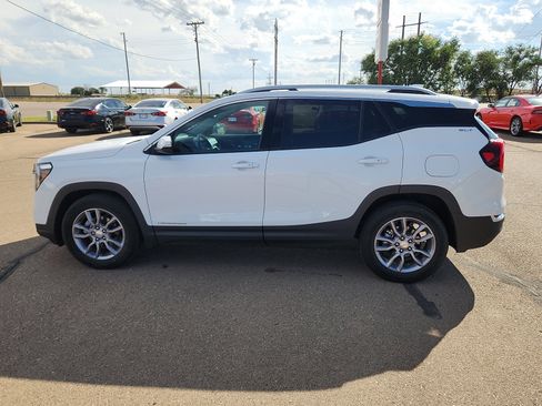 Used 2023 GMC Terrain SLT image 2