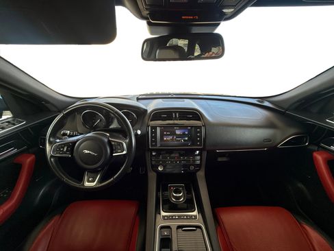 Used 2018 Jaguar F-PACE R-Sport image 23